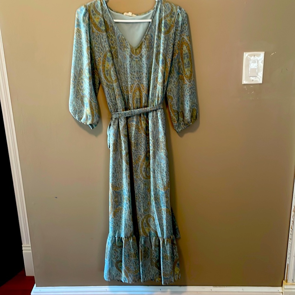 To ankle, flowing printed dress. Elastic waist with tie - 3/4 sleeve